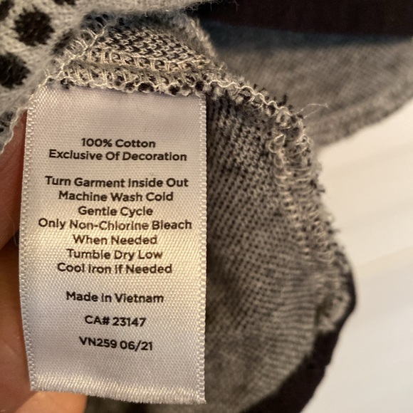 Talbots M blk/grey top.  It will fit a large, but tighter. - Picture 3 of 11